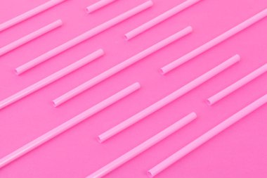 Pembe arka planda pipet içmek, üst görünüm