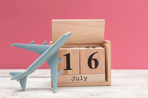 Houten kubusvormige kalender voor 16 juli op houten tafelblad — Stockfoto