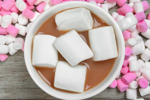 Chocolate quente com marshmallows na mesa — Fotografia de Stock