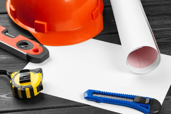 Close up orange Hardhat und eine Vielzahl von Reparaturwerkzeugen mit Kopierraum in der Mitte über Holzhintergrund — Stockfoto