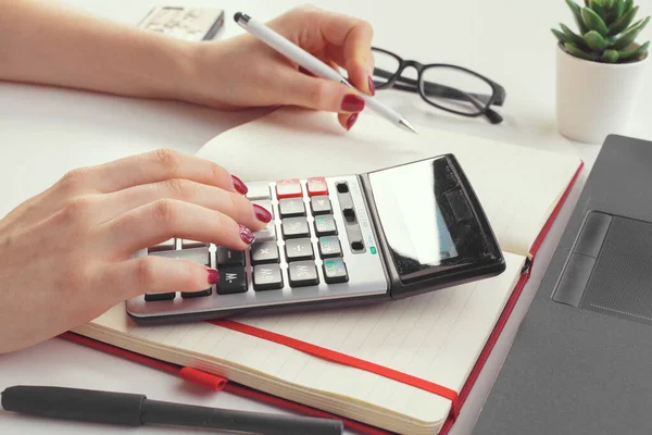 Zakelijke vrouw werkt met financiële gegevens hand met behulp van rekenmachine — Stockfoto