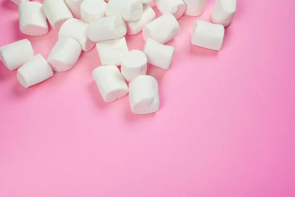 분홍색 배경에 있는 마시멜로 — 스톡 사진