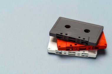 Açık gri arkaplandaki parlak retro kaset kasetleri
