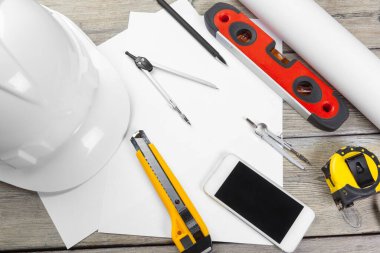 Mimari çizimler. Aletler çalışma masasında. Mesaj için yer. boş kağıt sayfası