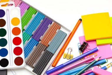 Okul denekleri için iyi bir hazırlık. Okulun renkli plastik aksesuarları, çok renkli kalemler