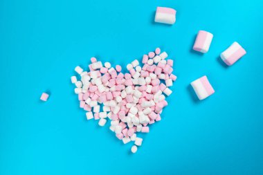 Marşmelov mavi kağıdın üzerine serilmişti. Pastel dokulu desen.