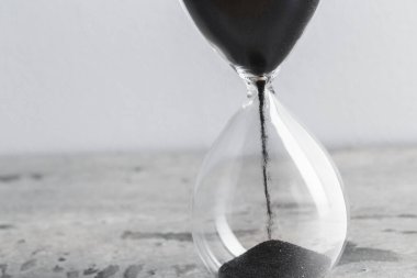 Masanın üzerindeki kum saatini kapat.