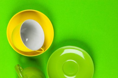 Düz görünüm kahve ya da çay fincanı renkli arkaplanda