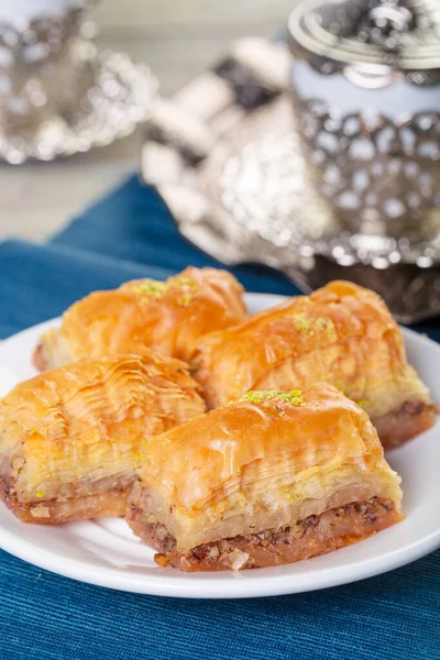 Dulces orientales, baklava, sorbete sobre fondo azul — Foto de Stock