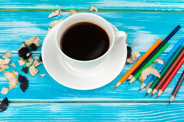 木製の背景に鉛筆や鉛筆カットとコーヒーカップ — ストック写真