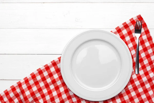 나무로 된 탁자 위에 놓여 있는 빈 접시와 수건. — 스톡 사진