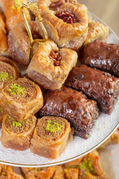 Ассорти baklava - турецкий сладкий устроен на декоративной тарелке. Ближневосточная фотография еды. — стоковое фото