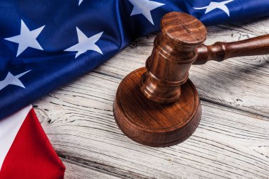 Tahta tokmak ve Amerikan bayrağı masaya yakın.