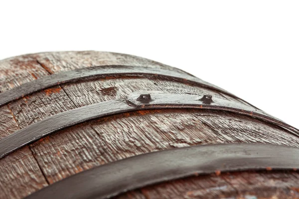 Barril de madera con anillos de hierro. Aislado sobre fondo blanco. — Foto de Stock