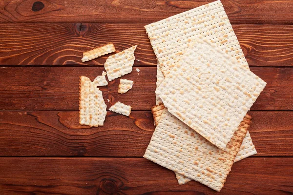 Pan plano matzo para celebraciones judías de alta fiesta sobre la mesa — Foto de Stock