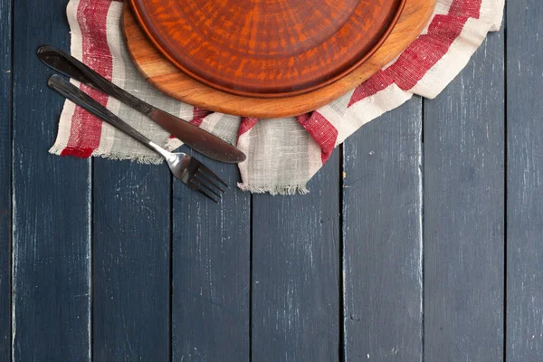 Placa vacía y toalla sobre fondo de mesa de madera. —  Fotos de Stock