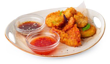 Kızarmış tavuk külçeleri beyaz arka planda izole edilmiş.