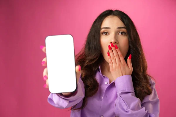 Jovem atraente mostrando tela de smartphone em branco com espaço de cópia — Fotografia de Stock