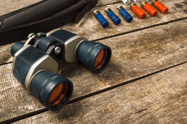 Av ekipmanları dürbünü ahşap arka planda. Yakın plan.