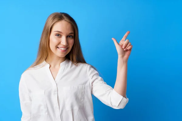 Ganska trevlig ung kvinna pekar på kopiera utrymme för reklam — Stockfoto