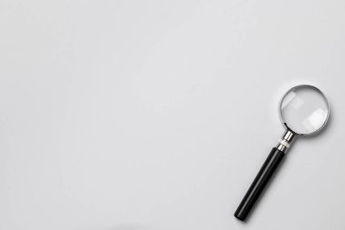 Renkli kağıt arkaplan görünümünde büyüteç