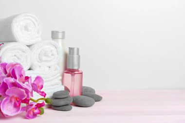 Ahşap masada güzel bir spa kompozisyonu