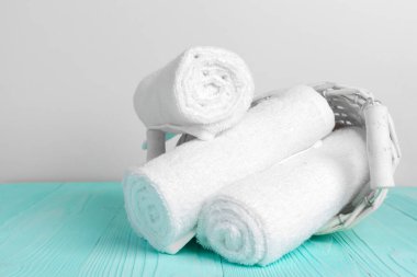 Ahşap masada temiz yumuşak havlular.