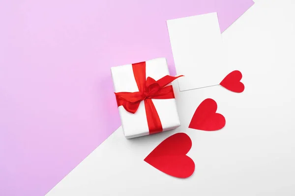 Flying corazones de papel rojo. Día de San Valentín. Símbolo del amor. Copiar espacio. — Foto de Stock
