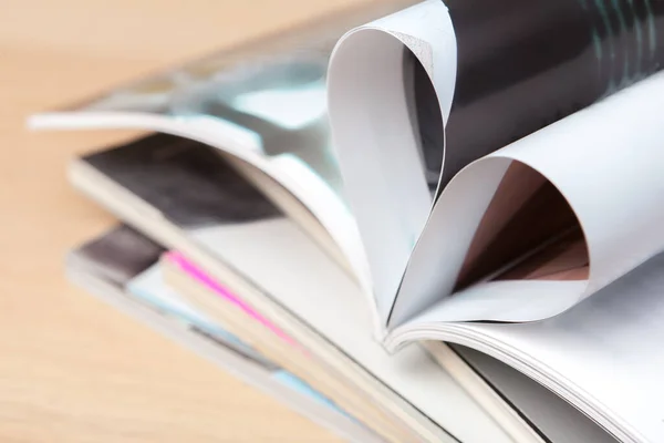 Páginas de livro curvado em forma de coração, close-up — Fotografia de Stock