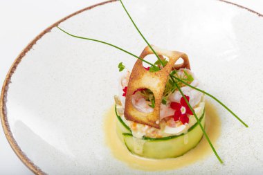 Balık tabağı - kızarmış balık filetosu ve beyaz arka planda sebzeler.