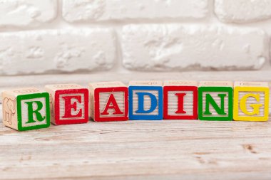 Tahta oyuncak blokları metin ile: okuma