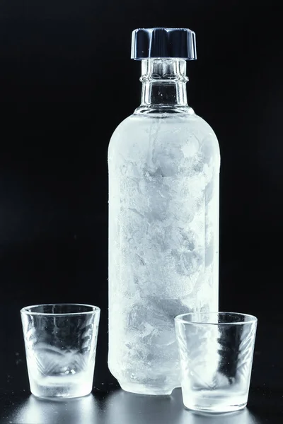 暗い背景に冷たいウォッカのボトル — ストック写真