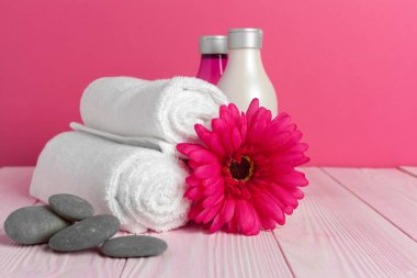 Ahşap masada güzel bir spa kompozisyonu