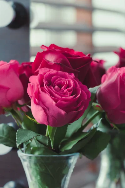 Csokor rózsa csípő vintage stílusban — Stock Fotó