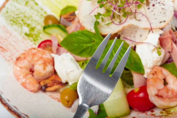 Prato de salada fresca com camarão, tomate e verduras mistas — Fotografia de Stock