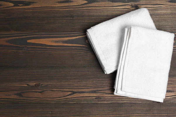 木制桌子上干净柔软的毛巾 — 图库照片