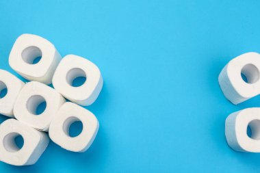 Renkli arka plan, üst görünüm üzerine tuvalet kağıdı ruloları