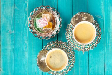 Geleneksel Türk kahvesi ve Türk yemeği ahşap arka planda.