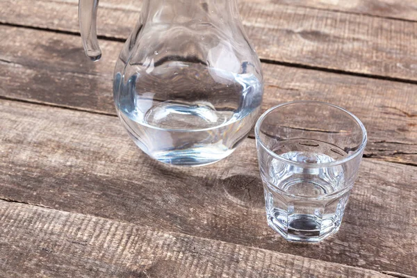 Copos de água em uma mesa de madeira. — Fotografia de Stock