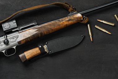 Av tüfeği ve mermiler koyu ahşap arka planda