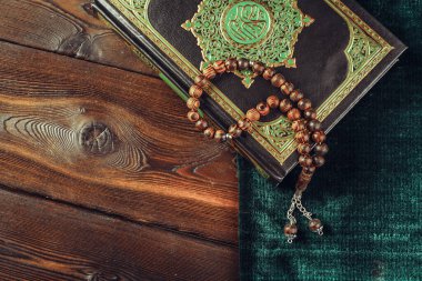 Tahta masadaki İslami kutsal kitap.