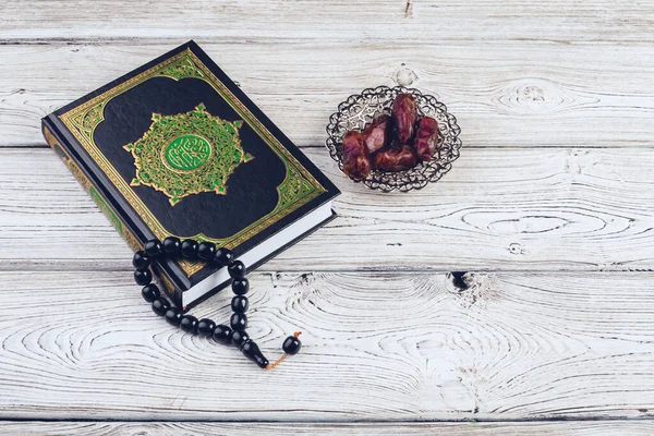 Ισλαμικό ιερό βιβλίο σε ξύλινο τραπέζι — Φωτογραφία Αρχείου