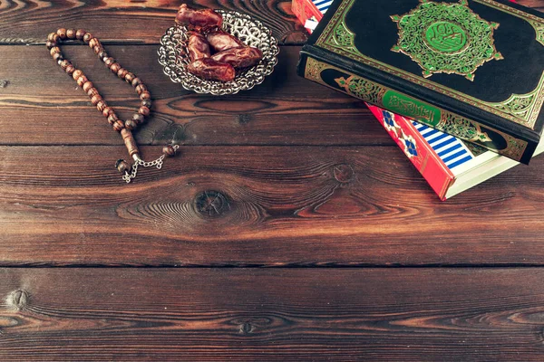 Libro sagrado islámico sobre mesa de madera — Foto de Stock