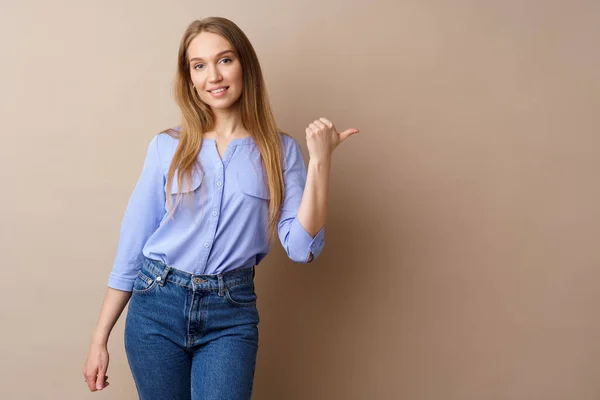 Bella giovane donna che punta a copiare lo spazio per la pubblicità — Foto Stock