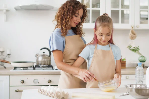 Μητέρα και έφηβη κόρη κάνουν ζύμη για ζαχαροπλαστική toghether στην κουζίνα — Φωτογραφία Αρχείου