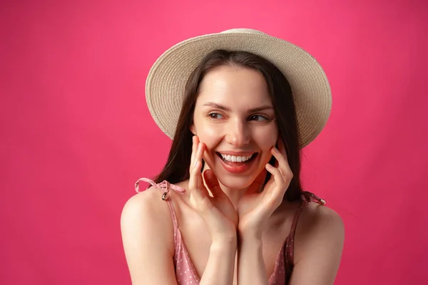 Fröhlich fröhliche junge schöne Mädchen lächelnd und lachend vor rosa Hintergrund — Stockfoto