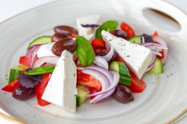 Beyaz ahşap arka planda Yunan salatası