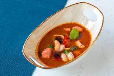 Asyalı Tom Yum çorbası gri masada.