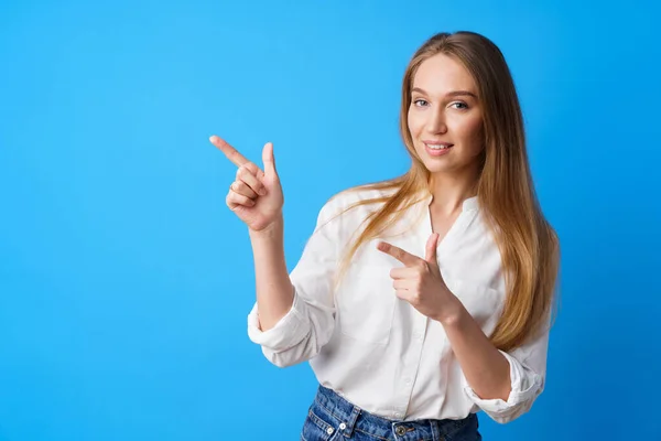 Ganska trevlig ung kvinna pekar på kopiera utrymme för reklam — Stockfoto