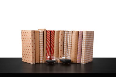 Siyah tablodaki kitaplar beyaz arkaplana karşı